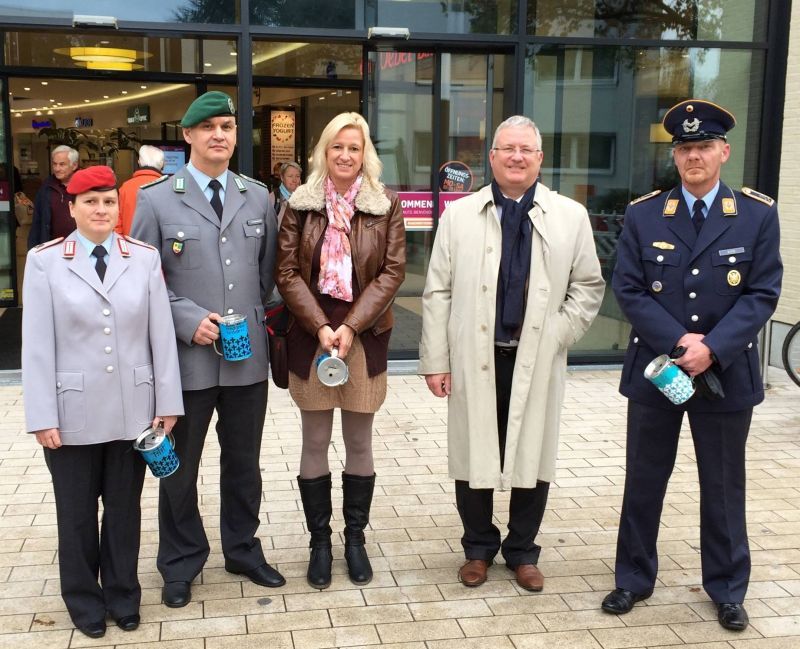 In der City sammelten Angehörige der Bundeswehr Geld für die Kriegsgräberfürsorge