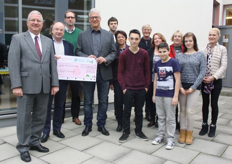 Zusammen mit Bürgermeister Klaus-Werner Jablonski freute man sich an der Förderschule Im Laach über einen großen Scheck