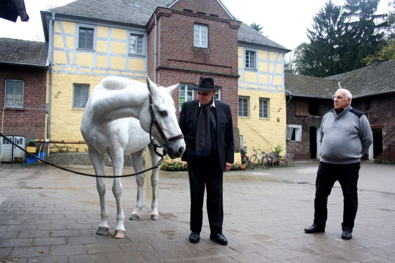 Kurt P. Schneider und Alfons Bogolowski, Ortsvorsteher Rotter See, im Hof von Haus Rott