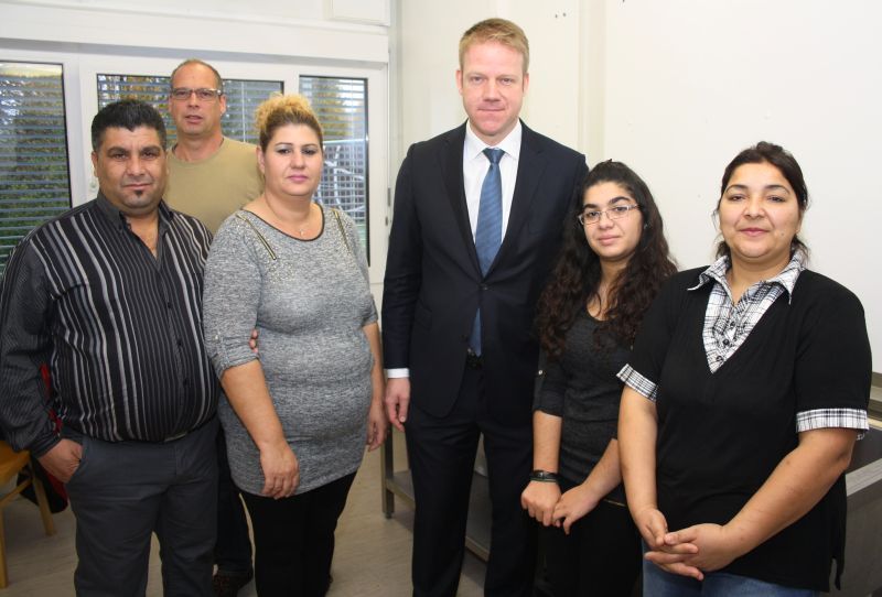 Sozialdezernent Stephan Kuhnert (Mitte) besuchte die neue Flüchtlingsunterkunft in Oberlar