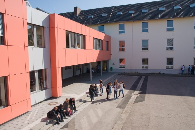 Schulhof der Hauptschule Lohmarer Straße