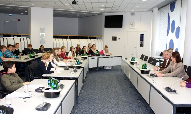 Im Sitzungssaal des Rathauses stand Bürgermeister Jablonski den Schülerinnen und Schülern Rede und Antwort