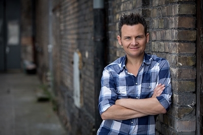 Tobias Mann ist einer der drei Kabarettisten, die aus der Stadthalle eine lachende machen.