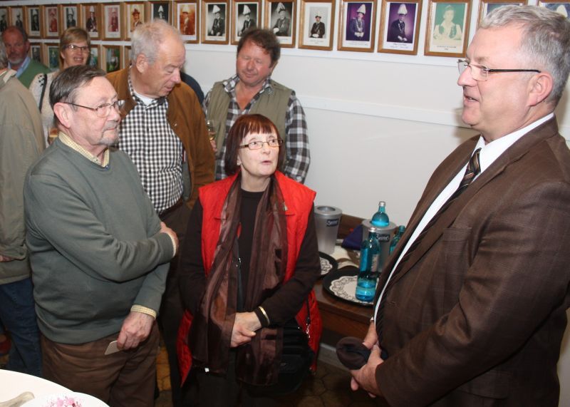 Bürgermeister Jablonski (rechts) begrüßte die englischen Gäste im Schützenhaus Oberlar