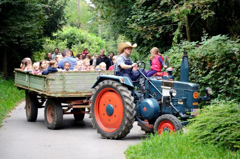 Thomas Reuter fährt seinen alten Lanz, im Anhänger die begeisterten Kinder