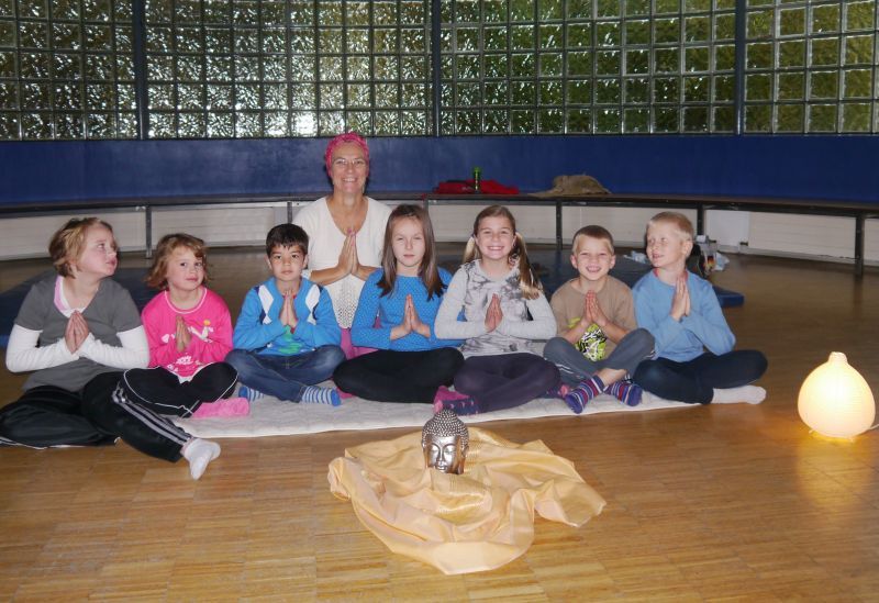Yoga für Kinder im Saal des Stadtteilhauses, das war etwas ganz Neues