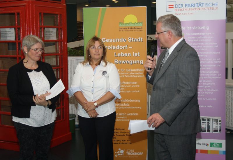 Bürgermeister Klaus-Werner Jablonski mit den Mitarbeiterinnen der Selbsthilfe-Kontaktstelle Marita Besler (links) und Heike Trapphoff
