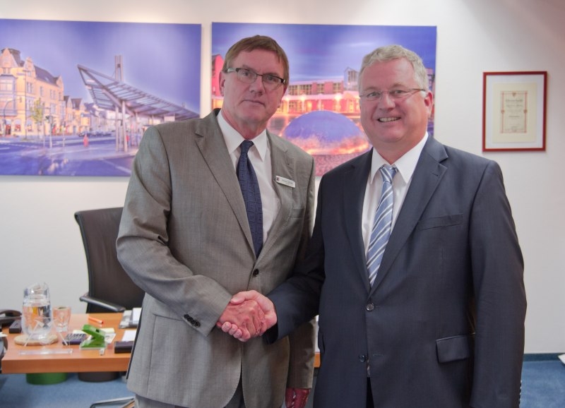 Landrat Sebastian Schuster (l.) und Bürgermeister Klaus-Werner Jablonski freuen sich auf vertrauensvolle Zusammenarbeit
