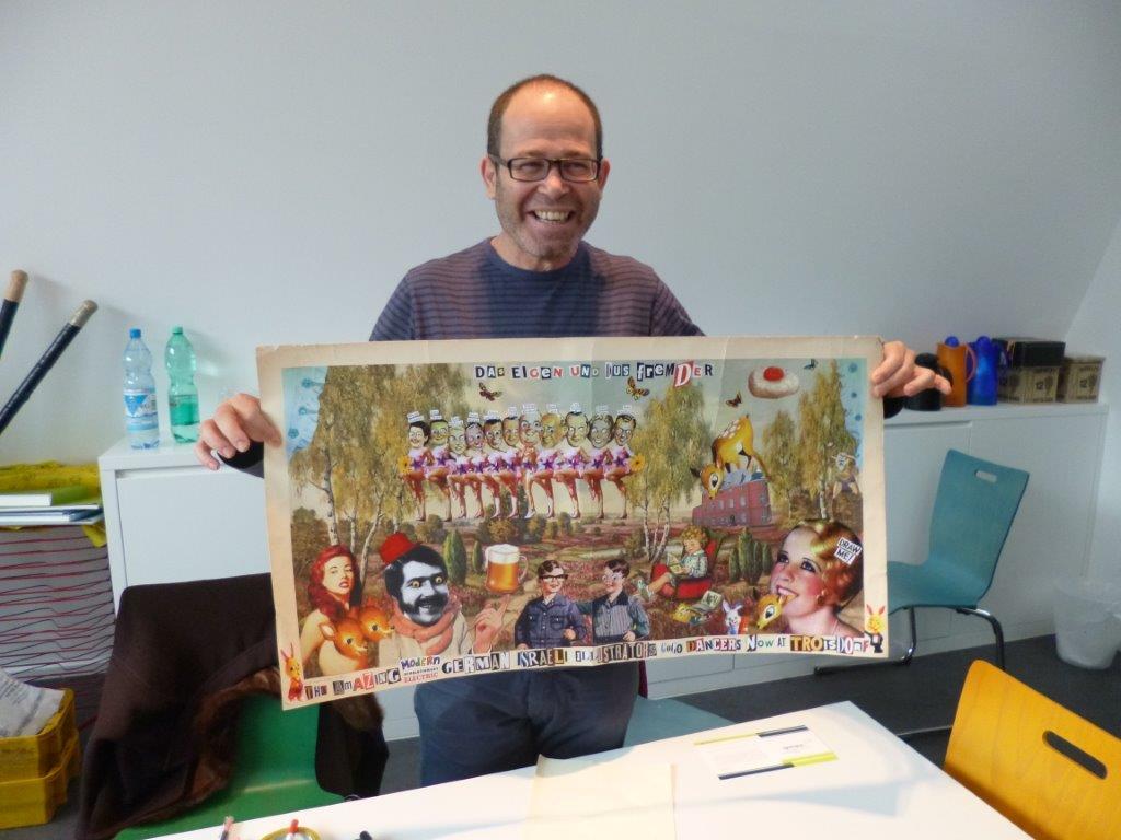 Der israelische Künstler Zeev Engelmaier mit seiner Collage, die in der Ausstellung zu sehen sein wird