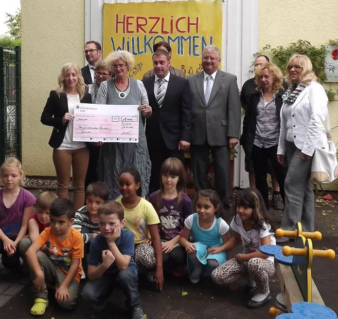 Scheckübergabe im Mehrgenerationenhaus