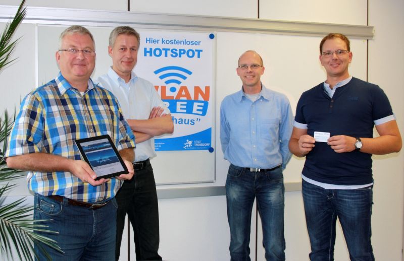 Bürgermeister Klaus-Werner Jablonski (links) und Mitarbeiter stellten den Hotspot im Troisdorfer Rathaus vor