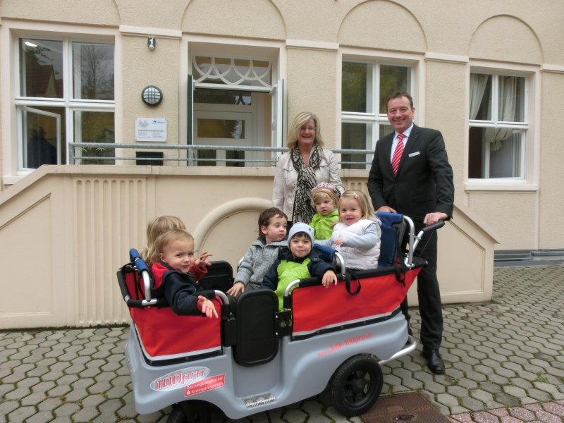 Holger Steffens und Andrea Christoffel mit Kindern, die im Bus sitzen