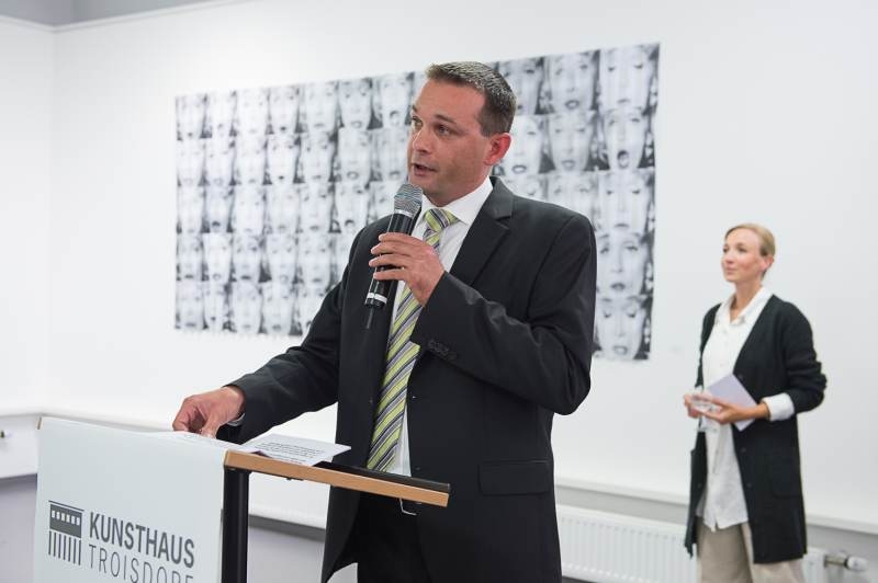 Vize-Bürgermeister Jörg Kaiser begrüßte die 15 Künstlerinnen und Künstler und die zahlreichen Gäste der Vernissage und unterstrich die Bedeutung von Kunst und Kultur für eine lebendige, lebenswerte Gesellschaft