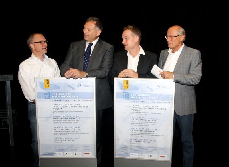 Auf der Bühne der Stadthalle wurde die Klassikreihe "Troisdorfer Meisterkonzerte2 vorgestellt