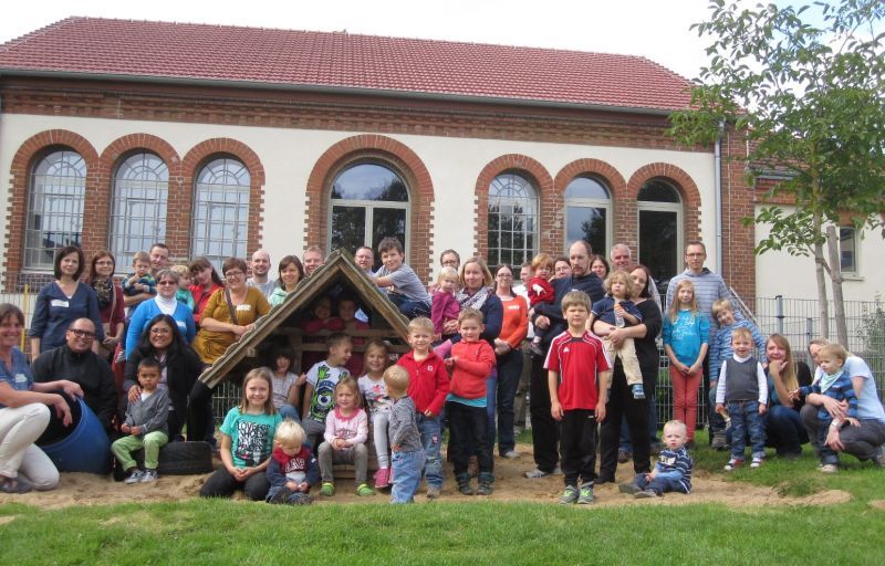 Buntes Sommerfest: Kinder, Eltern und Tagesmütter vor der Kita Am Wasserwerk