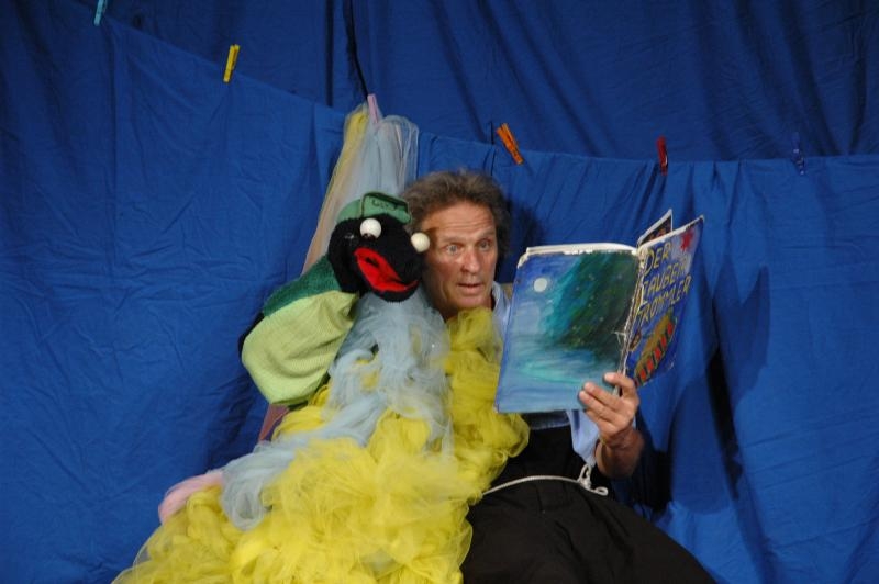 Mann mit Baurednerpuppe