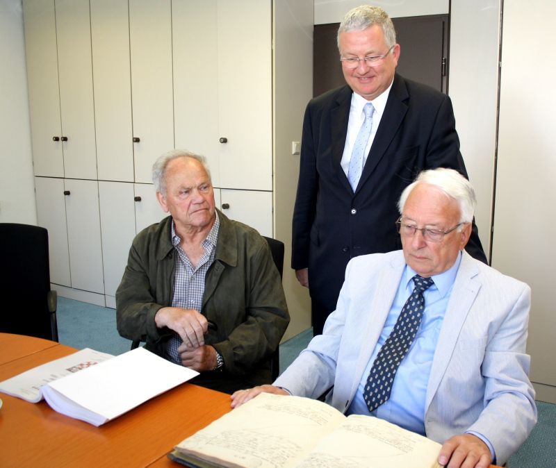 Im Rathaus wurde das aktualisierte Sieglarer Familienbuch vorgestellt.