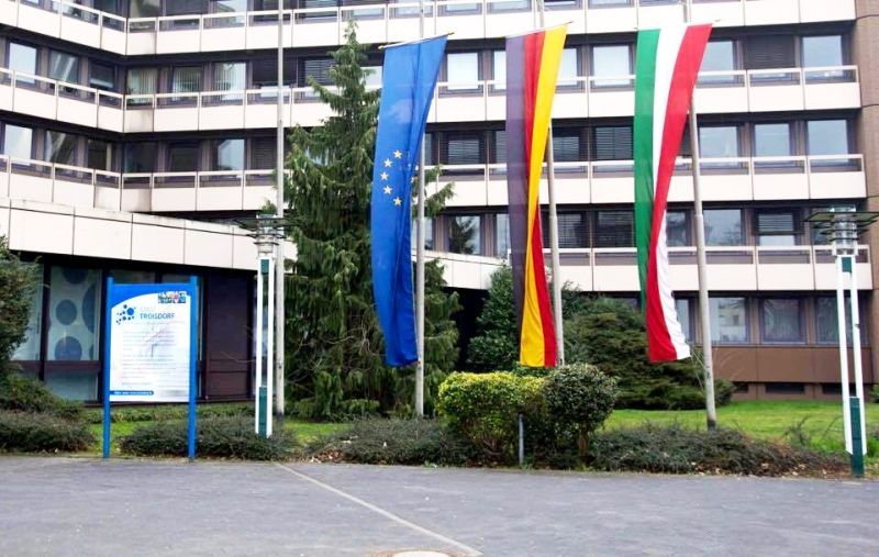 Vor dem Rathaus wehen die Flaggen auf Halbmast.