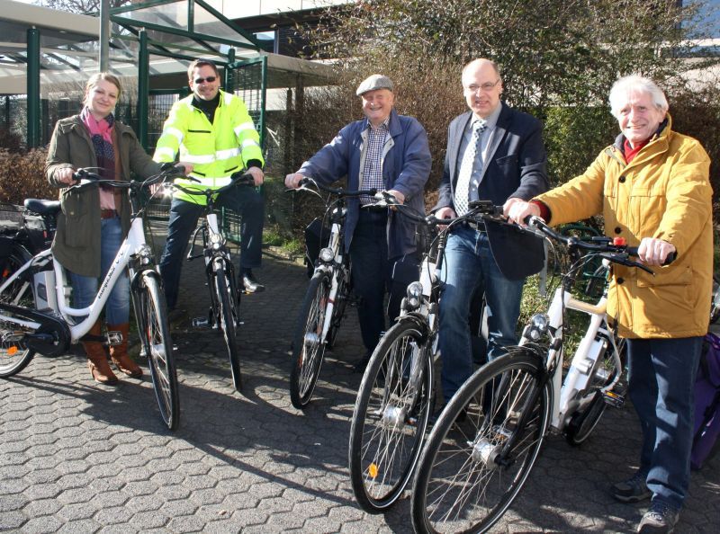 Vertreter der Stadt und des adfc trafen sich zu Gespräch und Radtour am Rathaus.