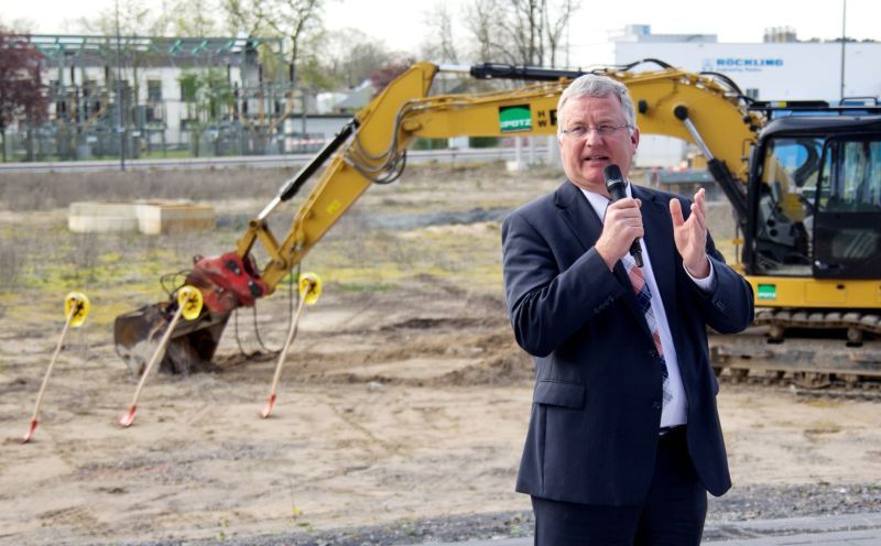 Vor dem Arbeitsgerät: Bürgermeister Jablonski erläuterte die Pläne für den Festplatz