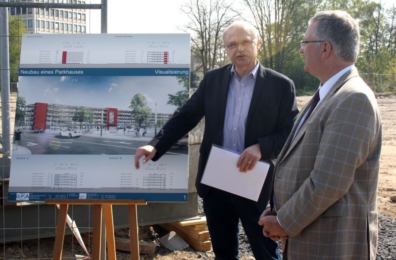 Bürgermeister Klaus-Werner Jablonski ließ sich von Peter Klein die Neubaupläne darlegen.