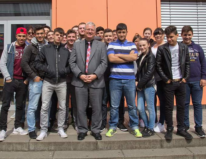 Gruppenfoto Bürgermeister Klaus-Wener Jablonski mit Schülern der Hauptschule Lohmarer Straße
