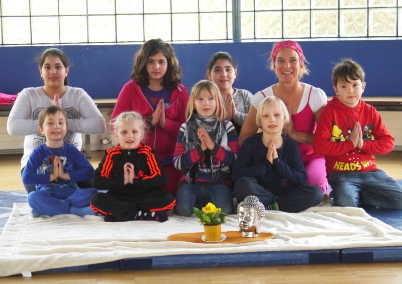 Yoga-Lehrerin Bettina Hofmann mit Troisdorfer Kindern nach der Meditation.