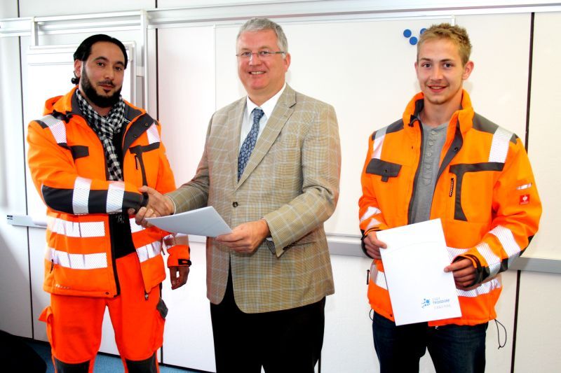 Mutig gehandelt: v.l. Jamal Bazzahi (links) und René Berger erhielten von Bürgermeister Klaus-Werner Jablonski (Mitte) eine schriftliche Belobigung.
