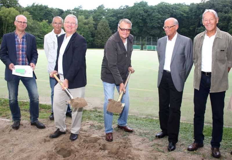 Erster Spatenstich für den neuen Platz: v.l. Markus Fischer, Rudolf Eich, an den Schaufeln Bürgermeister Klaus-Werner Jablonski und HTC-Vorsitzender Friedhelm Zimmermann, Sportdezernent Heinz Eschbach und HTC-Mitglied Axel von Ledebur.