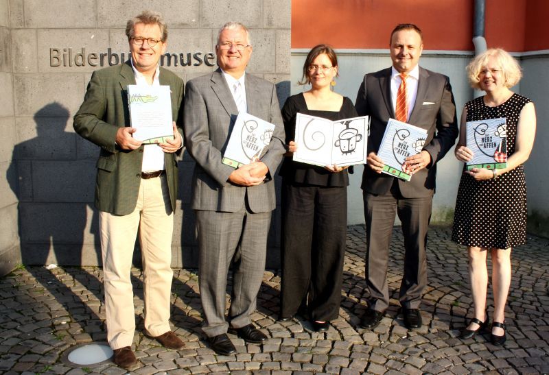 Bürgermeister Jablonski (2.v.l.) begrüßte die Künstlerin Anja Mikolajetz  (Mitte) auf Burg Wissem.