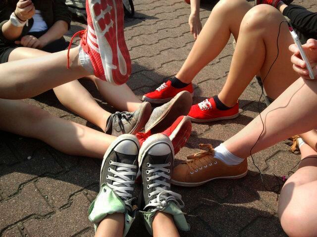 Beine von Jugendlichen