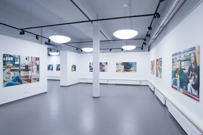 Blick in die Ausstellung mit Bildern von Rolf Mallat im Kunsthaus Troisdorf