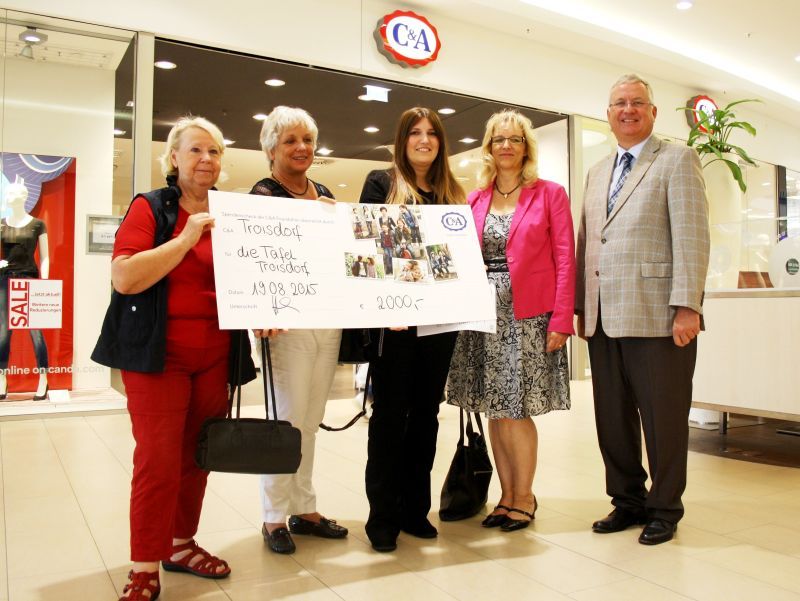 Die Übergabe des großen und großzügigen Schecks fand in der Galerie statt.