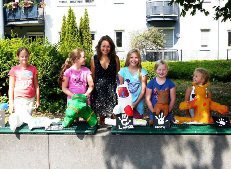 Die Troisdorfer Künstlerin Darja Shatalova bastelte mit den Kindern lustige Figuren aus Pappmaché.
