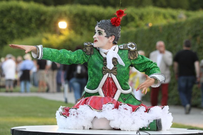 Go Solo mit Godelieve Huijs gehört zum diesjährigen Straßentheaterfestival.