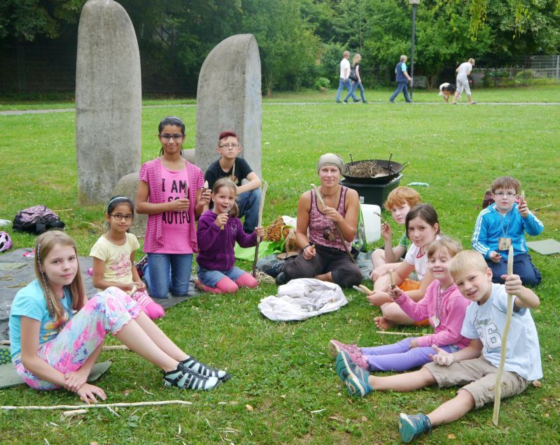 Steine wie zur Steinzeit: Die Kinder fühlten sich im Stadtteilpark FWH in die Urgeschichte versetzt.