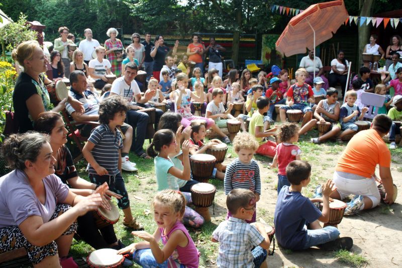 Buntes Treiben am Haus International mit Kindern aus Troisdorfer Flüchtlingsunterkünften.