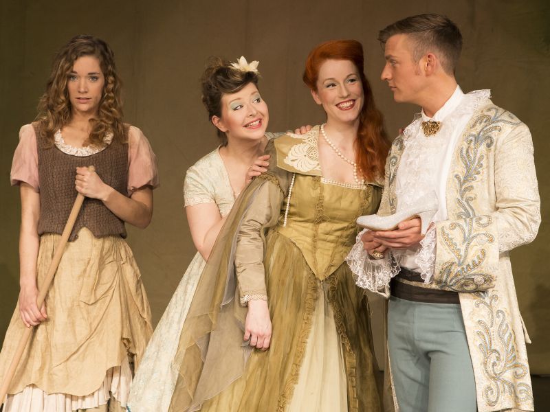 Aschenputtel und ihre mißgünstigen Schwestern bezirzen den Prinzen