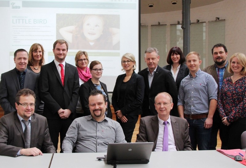 Michael Walter (links vorne) gab den Startschuss für Little Bird zusammen mit Jan Masemann (Mitte vorne) und Anke Odrig (6.v.r. hinten).