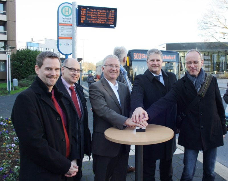 Start per Knopfdruck: v.l. Thomas Marner, Helmut Wiesner, Bürgermeister Klaus-Werner Jablonski, Michael Reinhardt und Gerd Krämer vor einem der Informationsgeräte.