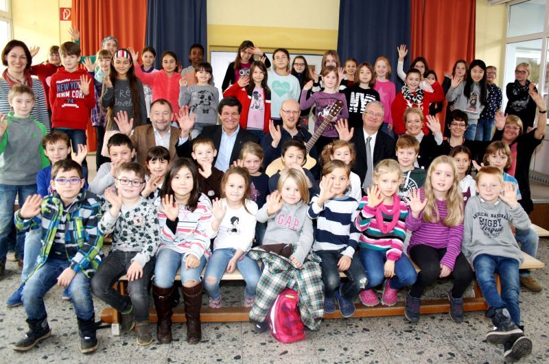 Kinder und Gäste in der KGS Schloßstraße freuten sich über eine großzügige Spende.