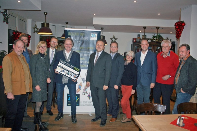 Gruppenfoto mit Teilnehmerinnen und Teilnehmern der ersten offenen Vorstandssitzung von Troisdorf Aktiv mit Stephanie Lottis (3. v. l.), Carsten Seim (5. v. l.:), TROWISTA-Geschäftsführer Thomas Zacharias (5. v. r.).
