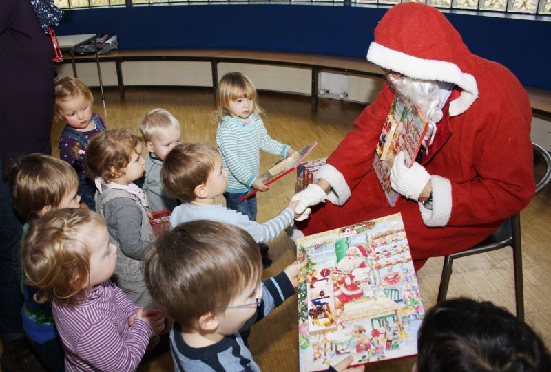 Der Nikolaus verteilte Adventskalender im Stadtteilhaus FWH.
