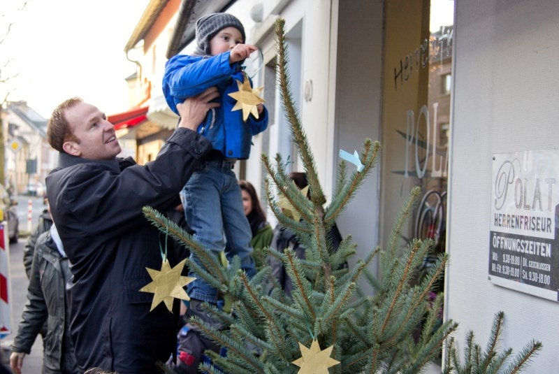 Jung und Alt schmückten eifrig Bäume in Oberlar.
