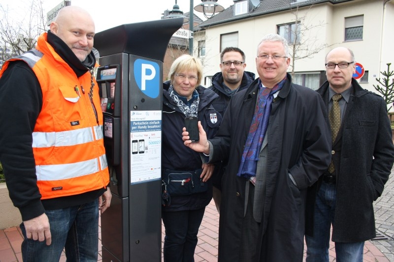 Testeten das neue Parkangebot: v.l. Jörg Schallenberg, Monika Laczó, Carsten Walbröhl, Bürgermeister Klaus-Werner Jablonski und Helmut Wiesner.