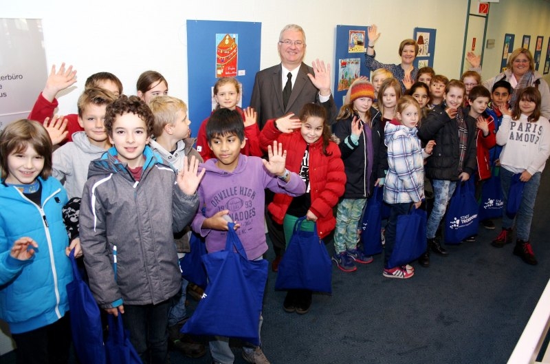 Bürgermeister Jablonski begrüßte die Klasse 4c der Grundschule Schloßstraße im Rathaus.