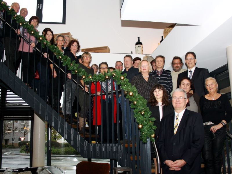 Dank für langjährige Arbeit: Bürgermeister Klaus-Werner Jablonski (vorne) mit einigen der Jubilare und Ruheständler.