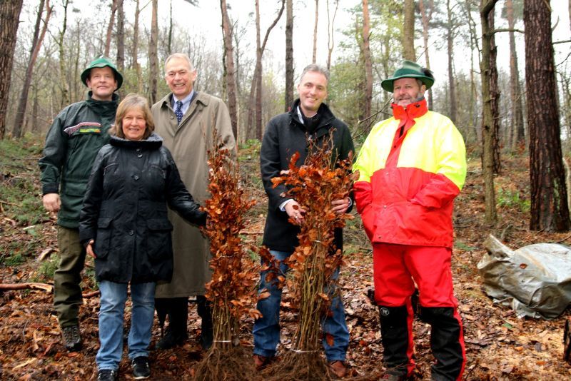 Freude über neue Bäume: v.l. Jörg Fillmann, Ulrike Tesch, Dr. Martin Schilling und Holger Hürten von der VR-Bank und Revierleiter Bernd Sommerhäuser.