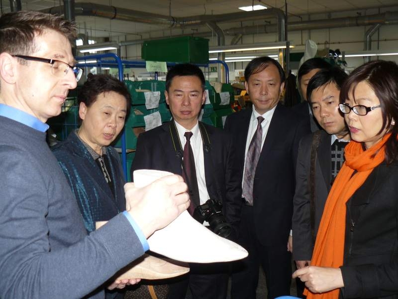 Ein Mitarbeiter der Firma Rahm erläuterte den Besuchern aus China Neuheiten der Orthopädietechnik.