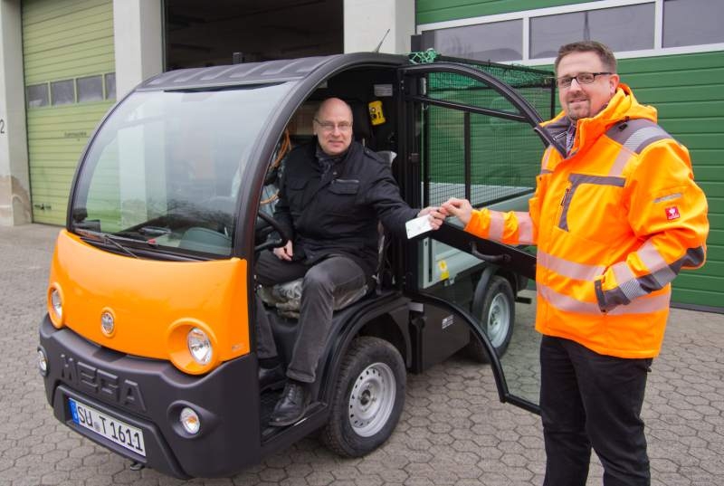 Baudezernent Helmut Wiesner und Baubetriebsamtsleiter Carsten Walbröhl (v.l.) testen den E-Worker.